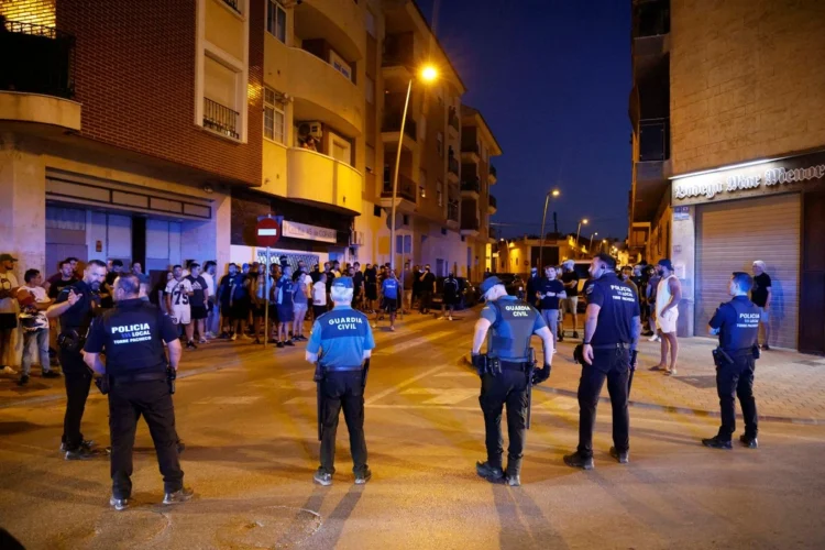 Ultraderecha española arremete con violencia contra ‘moros invasores’; policía pide a extranjeros no salir a la calle