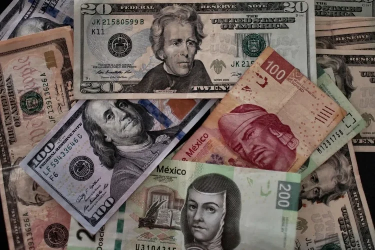 El peso mexicano retoma racha de ganancias: Cierra en 18.66 por dólar