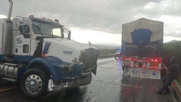 Choque múltiple entre tractocamiones provoca cierre total de la carretera Victoria-Tula; no hay víctimas