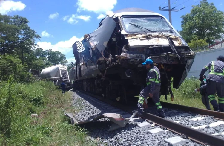 Un convoy del Tren Interoceánico choca contra un camión de carga en Macuspana, Tabasco