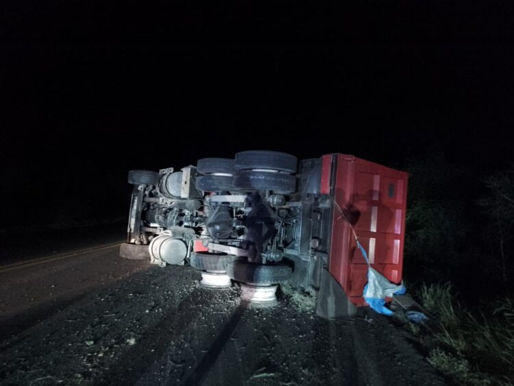 Volcadura de camión de carga en tramo Padilla-Jiménez deja dos lesionados esta madrugada