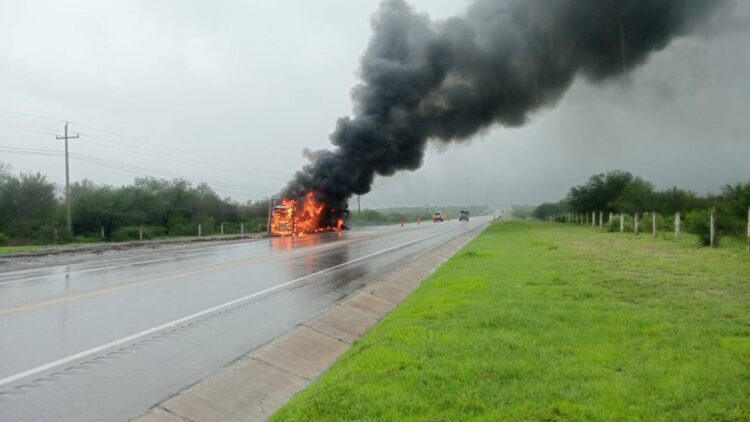 Un remolque de tractocamión se incendia cerca de Llera antes del mediodía de este martes; se ignoran las causas