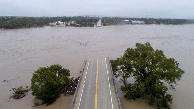 Lluvias acaban en tragedia en Texas: Reportan 24 muertos y 20 menores desaparecidas