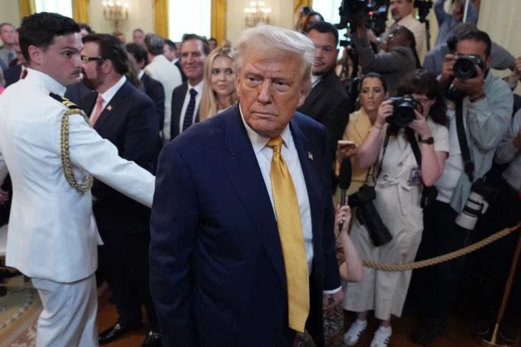 Suenan alarmas en la Casa Blanca: Trump sufre insuficiencia venosa crónica y hematomas en las manos
