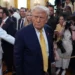 Suenan alarmas en la Casa Blanca: Trump sufre insuficiencia venosa crónica y hematomas en las manos