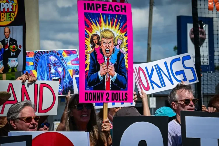 Protestas en más de 300 ciudades de EU tambalean a Trump; lo acusan de todo y por todo
