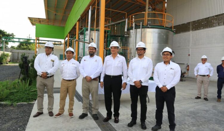 Recorre Américo Villarreal planta que transforma plásticos en combustibles en Altamira