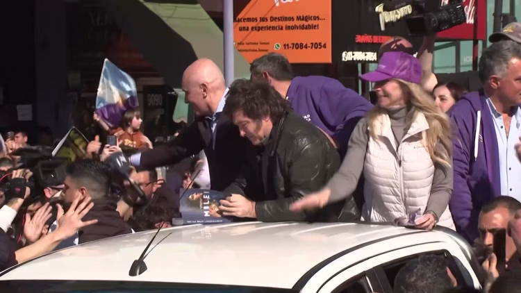 Se tambalea Milei: En dos eventos él y su hermana han sido echados a pedradas por una muchedumbre