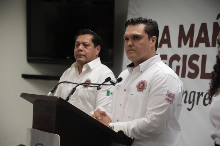 Si Kafka viviera sería diputado: ‘No bajan las compensaciones, cambian los cargos’; refuta Prieto