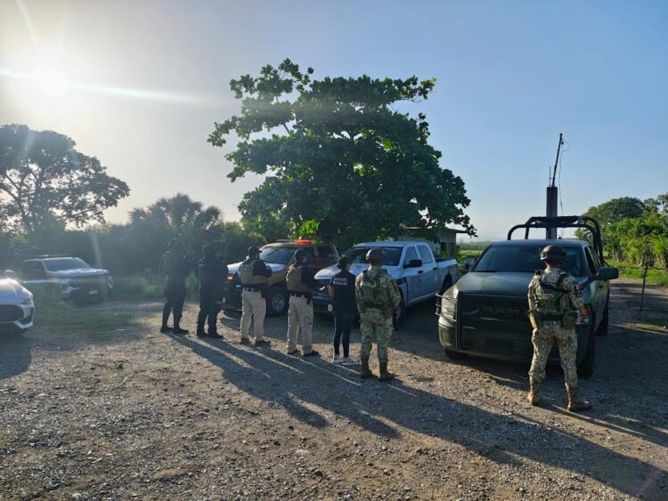 Militares y policías estatales aseguran guarida de ladrones de vehículos en Aldama