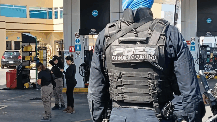 La FGR catea 3  gasolineras en Querétaro y asegura cisternas, bombas distribuidoras y semirremolques