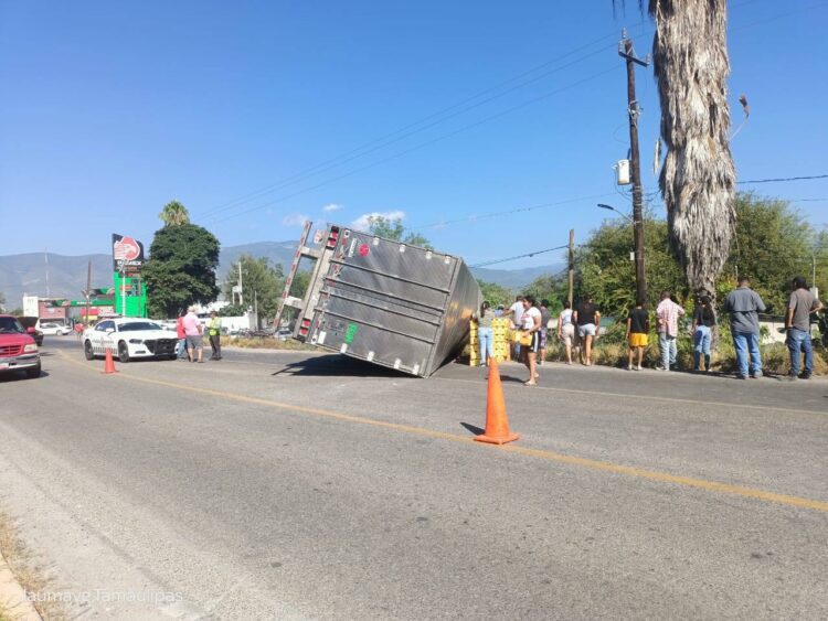Camión cargado de aguacates se vuelca hoy cerca de Jaumave; faltaron los totopos p’al guacamole