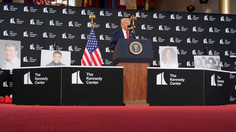 Trump despide a familia que fabricaba medallas del Kennedy Center desde 1978 y contrata a Tiffany