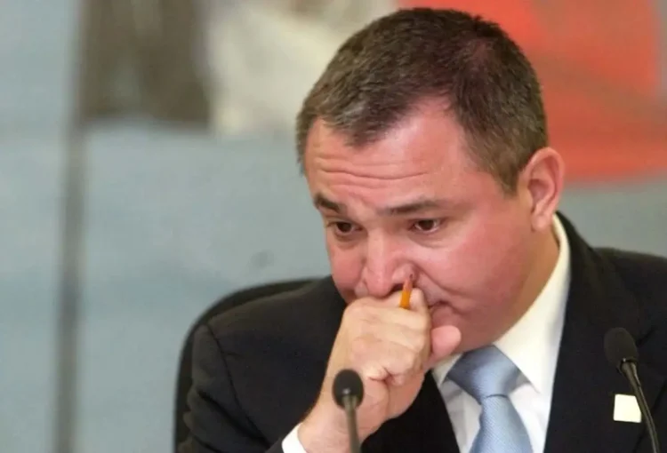 García Luna sufre en prisión; sus abogados dicen que no tiene cubiertos y solo tiene una muda de ropa interior