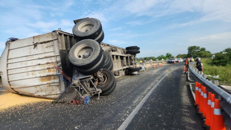 Volcadura de tractocamión cargado de maíz obstruyó este mediodía el maxilibramiento Tampico