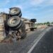 Volcadura de tractocamión cargado de maíz obstruyó este mediodía el maxilibramiento Tampico