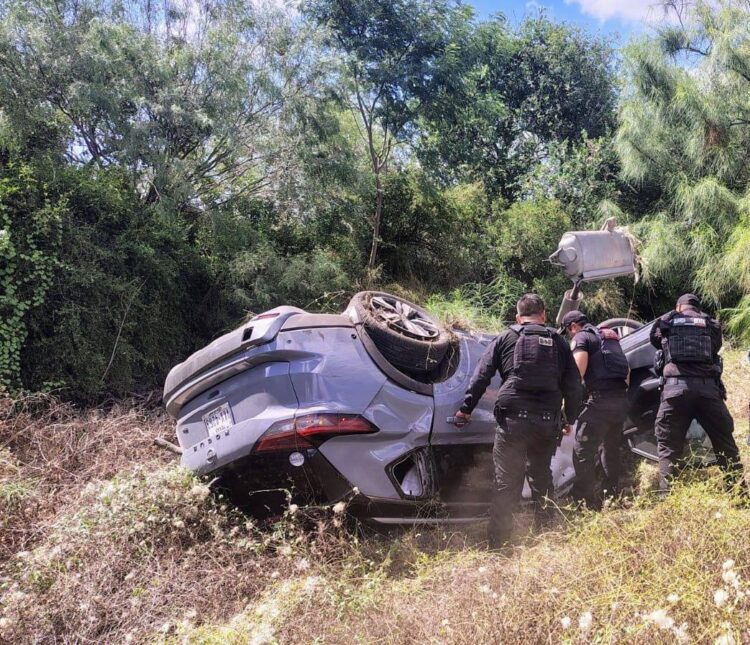Dos mujeres que iban de El Mante a Texas se vuelcan cerca de Matamoros y una resulta lesionada