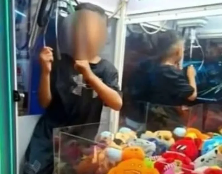 Un menor quedó atrapado por 30 minutos en una máquina de peluches de Nuevo León
