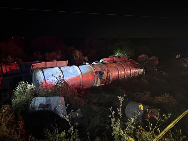 Pipa de doble remolque se volcó esta noche en carretera Matamoros-San Fernando