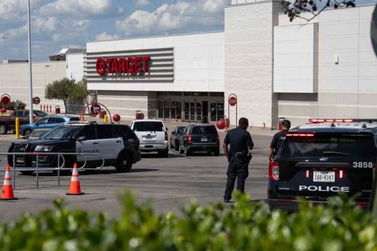 Un tirador ya detenido victimó en Texas a 2 adultos y a un menor; robó 2 autos en estacionamiento de Target
