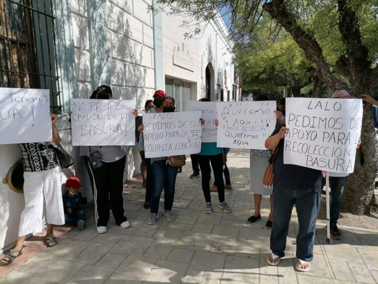 Protestas, ausencia de regidores y mentiras completas marcan el ‘informe’ de Gattás y a sus promotores