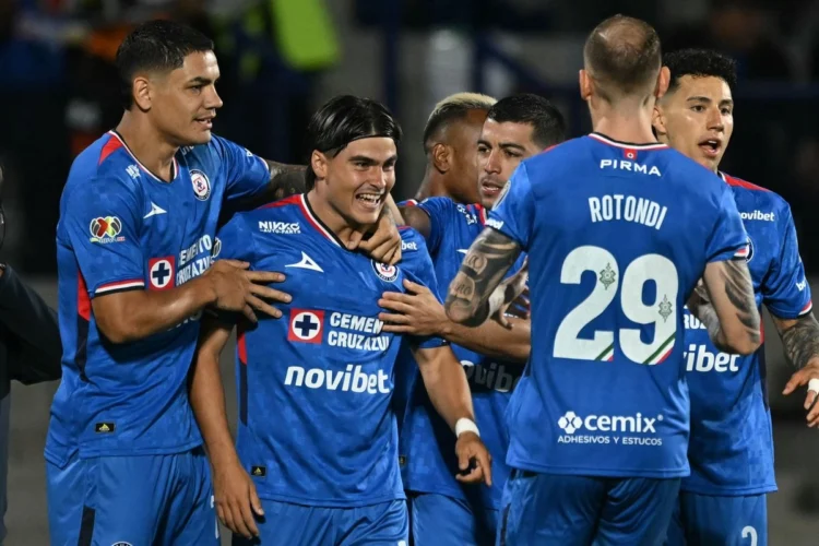 Cruz Azul remonta y gana 3-2 a Bravos de Juárez, con lo que sigue invicto y líder de la Liga Mx