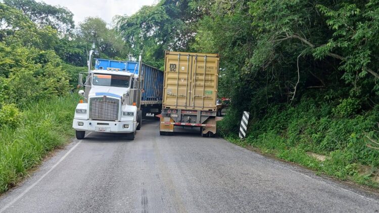 Choque entre 2 tráileres mantuvo cerrado por horas el tramo carretero Mante-El Huizache