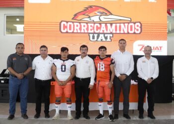 El rector entrega uniformes a Correcaminos UAT de la Liga Mayor ONEFA