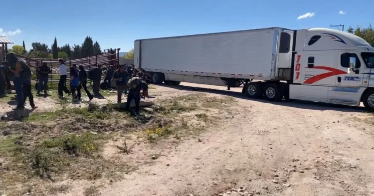 Localizan en desierto de Durango a 118 migrantes abandonados en un tractocamión