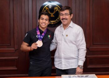 Reconoce rector a Lalo Sagástegui por sus logros deportivos a nivel internacional