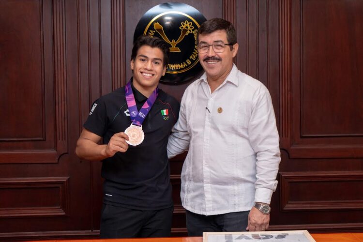 Reconoce rector a Lalo Sagástegui por sus logros deportivos a nivel internacional