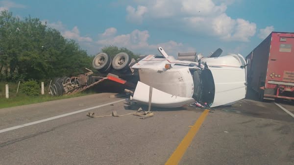 Un tractocamión se vuelca cerca de González; lesionado, el conductor fue trasladado al IMSS de Mante