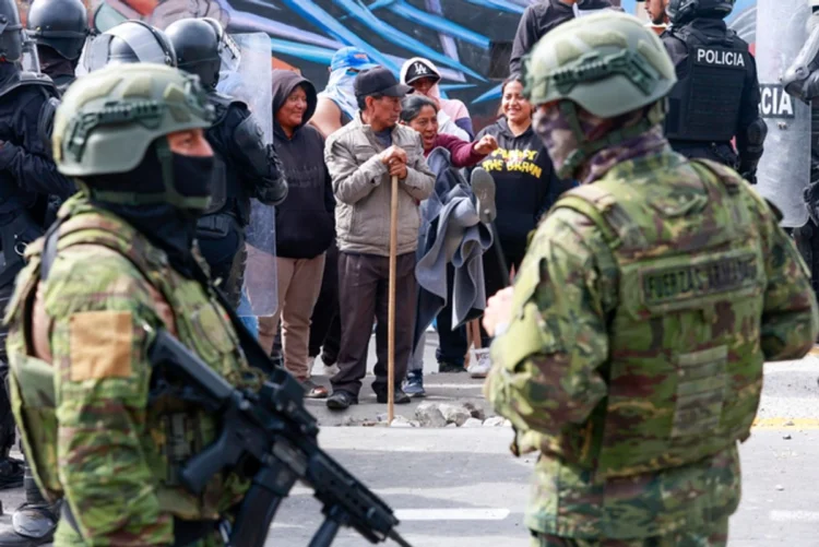 Protestan miles en Ecuador: Noboa se viste de militar y despacha en un cuartel con su gabinete