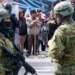 Protestan miles en Ecuador: Noboa se viste de militar y despacha en un cuartel con su gabinete