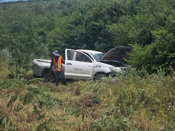 La GE atiende accidente de vehículo provocado por la humedad en área territorial de Padilla