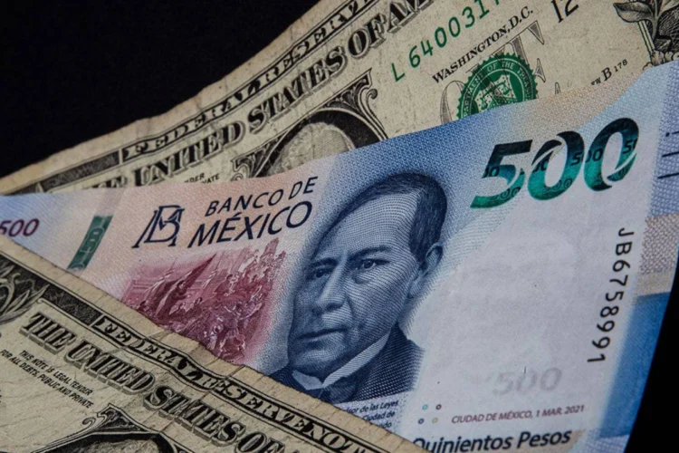El peso cierra este lunes en 18.36 por dólar y marca su mejor nivel en más de 12 meses