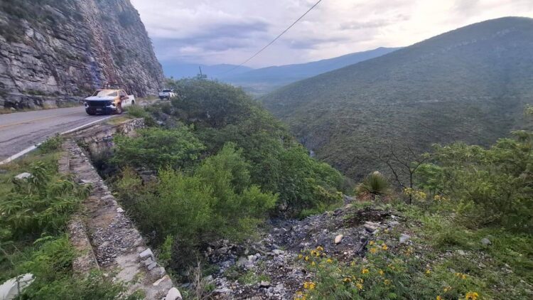 La GE atiende volcadura en el Balcón del Chihue: un hombre salió pero 2 mujeres seguían atrapadas