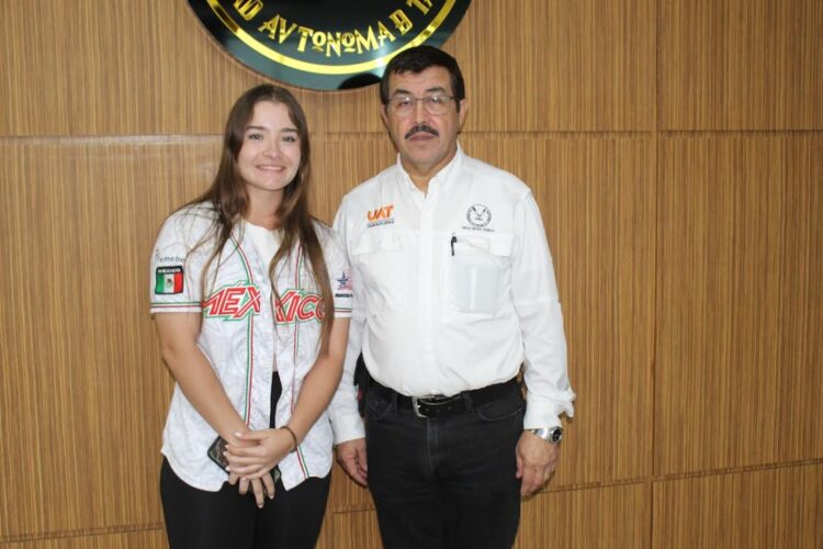 Rector de la UAT felicita a Edith de Leija, mejor tercera base del Campeonato Panamericano de Béisbol