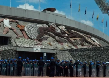 Sometido por policías del estadio un aficionado murió al final del juego Cruz Azul-Monterrey