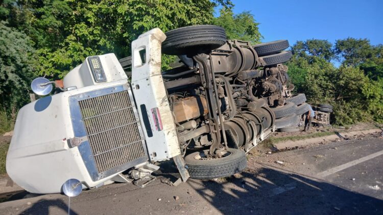 Volcadura de tractocamión obstruye parcialmente la circulación en el tramo Tampico-Mante
