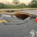 Cierran carril de carretera a Soto la Marina por peligroso socavón que se abrió sobre la rúa