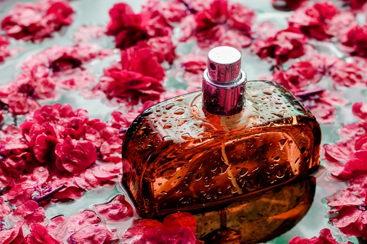 El Arte de elegir: Cómo encontrar el Perfume de Mujer que define tu esencia