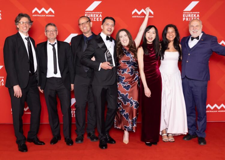 Mexicanos ganan premio Eureka en Australia por software genético: el maestro habla de sus principales retos