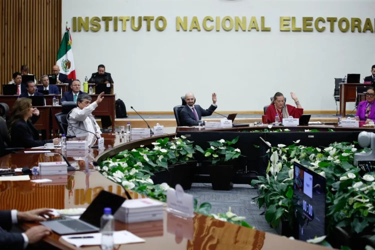 El INE da palo al PAN que denunció a Sheinbaum  por actos en el Zócalo