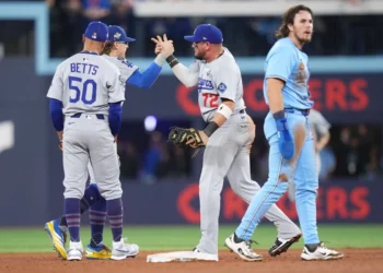 Dodgers gana 3 carreras a 1 a Toronto y obliga al séptimo juego de Serie Mundial