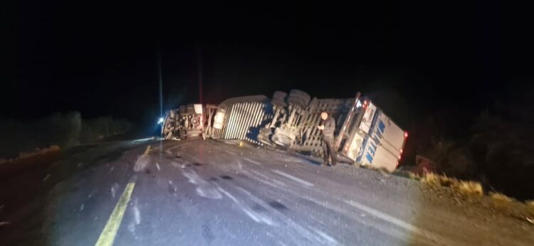 Tractocamión que transportaba carne de puerco de Valle Hermoso a Puebla se vuelca cerca de Tula