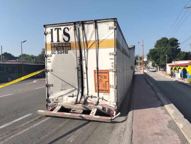 Tamaulipas aguanta todo: caja de tractocamión chatarra bloquea carretera en área de Güémez