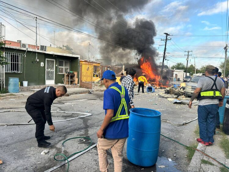 Evacúan Colegio de Bachilleres de Nuevo Laredo tras explosión en vivienda contigua; hay un alumno lesionado