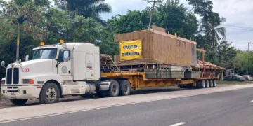 Restaurante arrastrado por el agua durante inundaciones vuelve a Tuxpan en tráiler