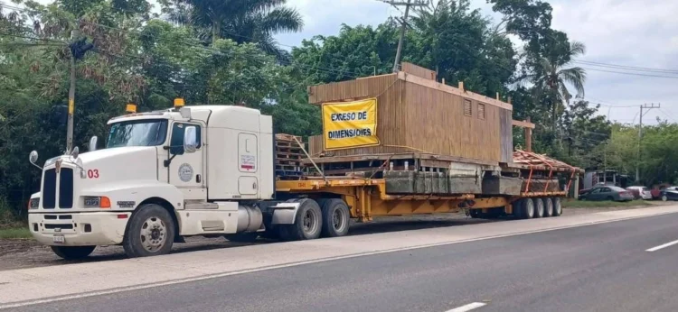 Restaurante arrastrado por el agua durante inundaciones vuelve a Tuxpan en tráiler